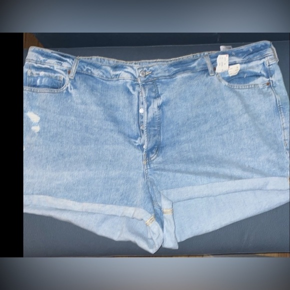 Old Navy Pants - 💕Old Navy Plus Distressed Button Fly Shorts